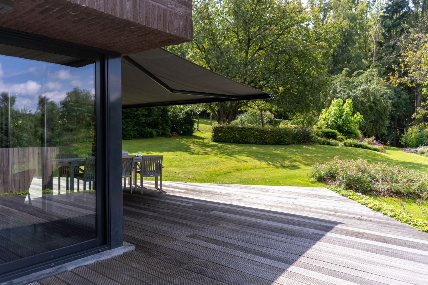 Markise an Terrasse mit Blick in den Garten