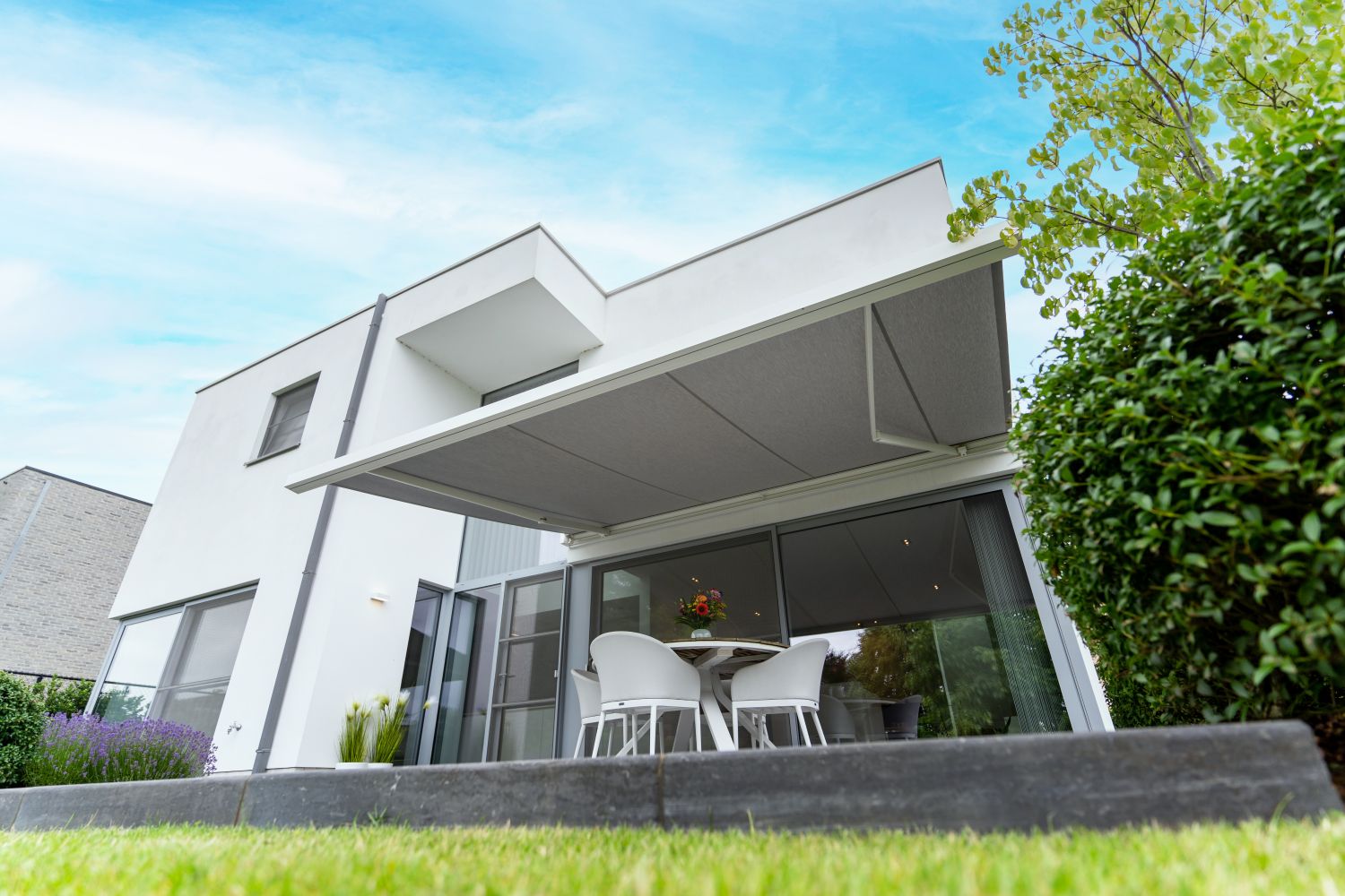 Markise über modernem Terrassenbereich