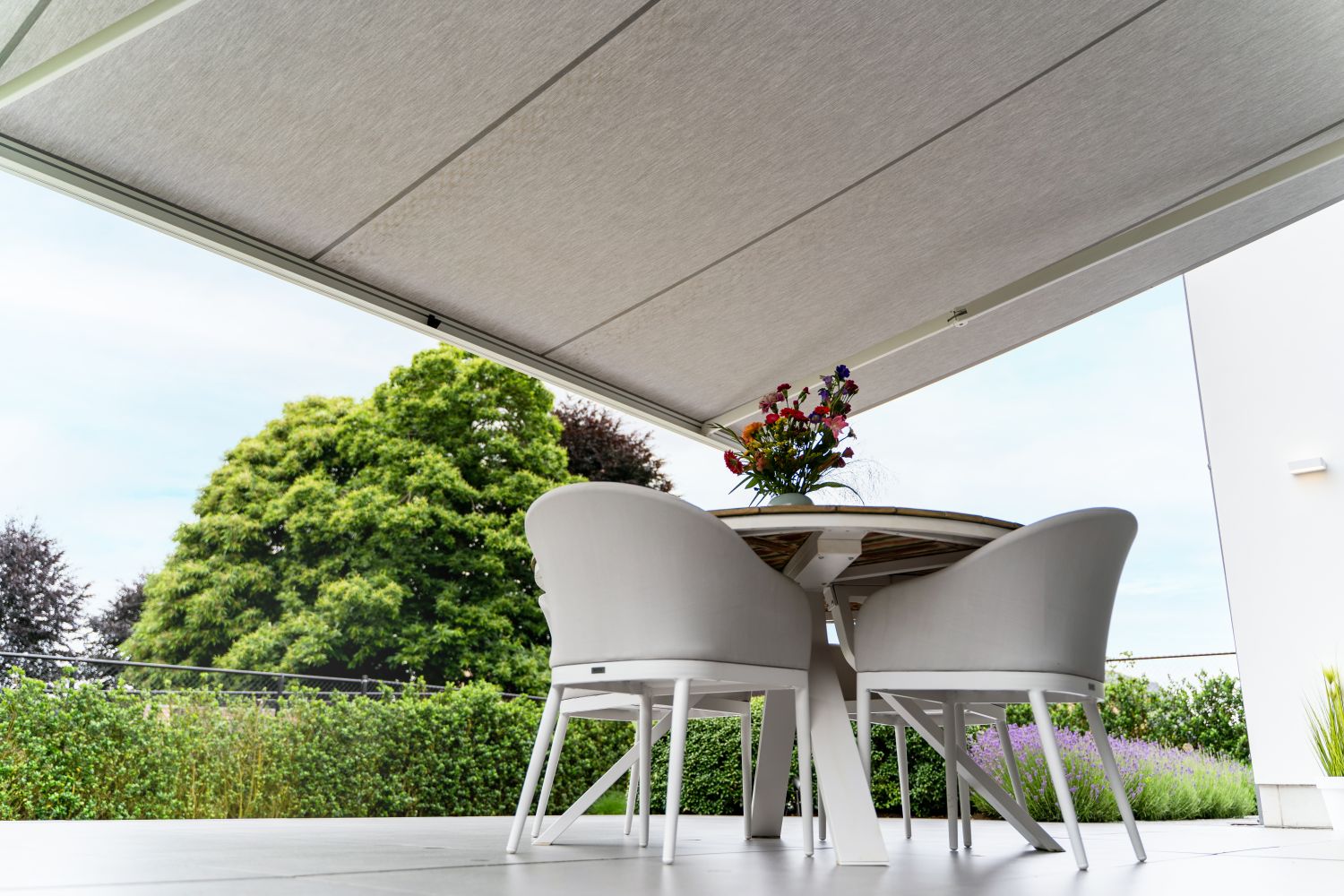 Premium Markise über modernem Essbereich auf der Terrasse
