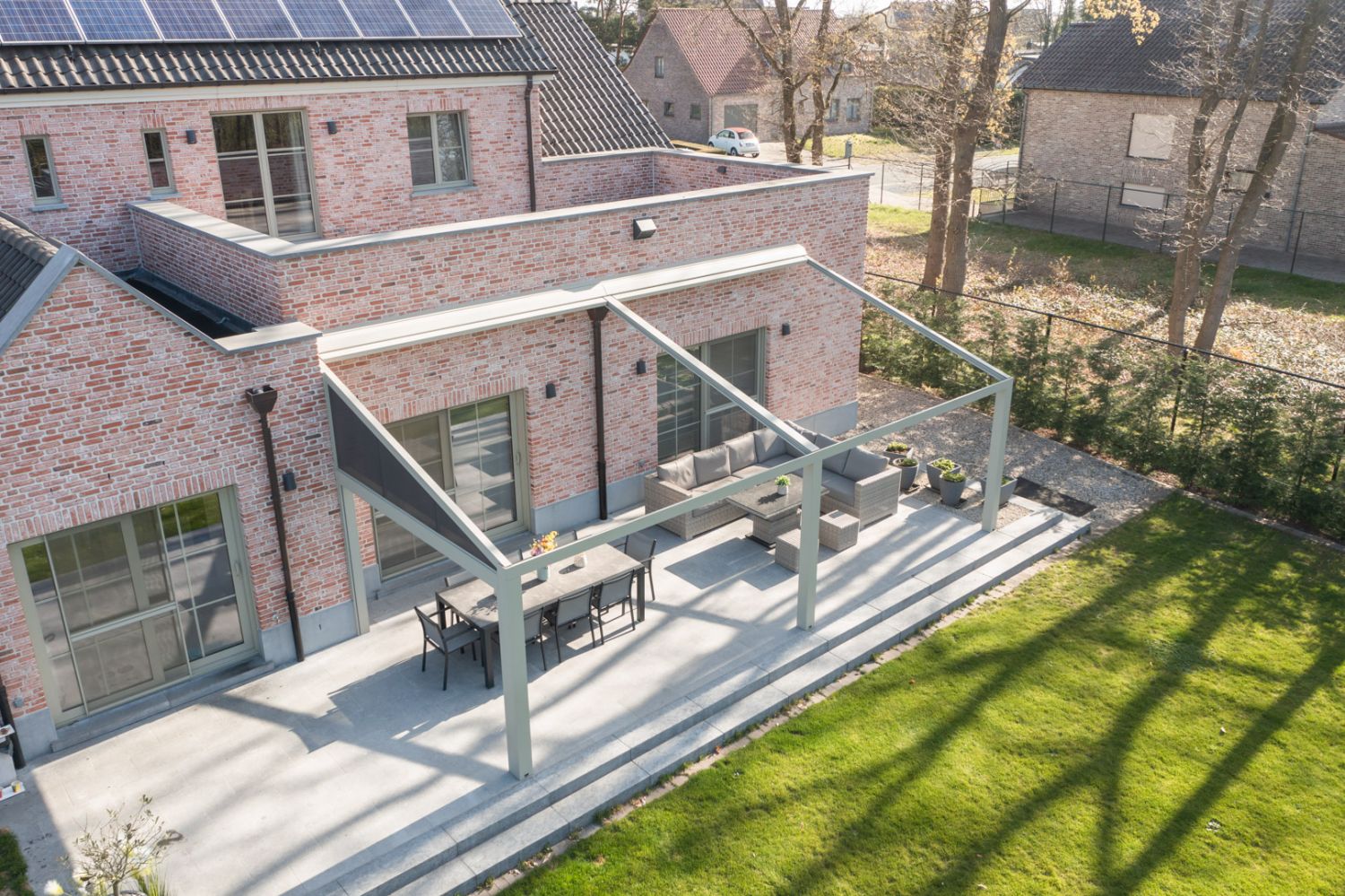 Hochwertige Terrassenlösung mit klar sichtbarer Pergola und Sitzbereich