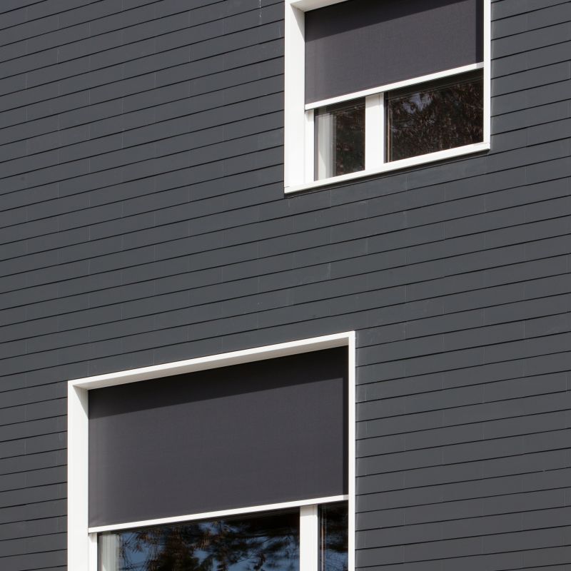 ZIP-Screen an moderner Fassade mit klarer Linienführung